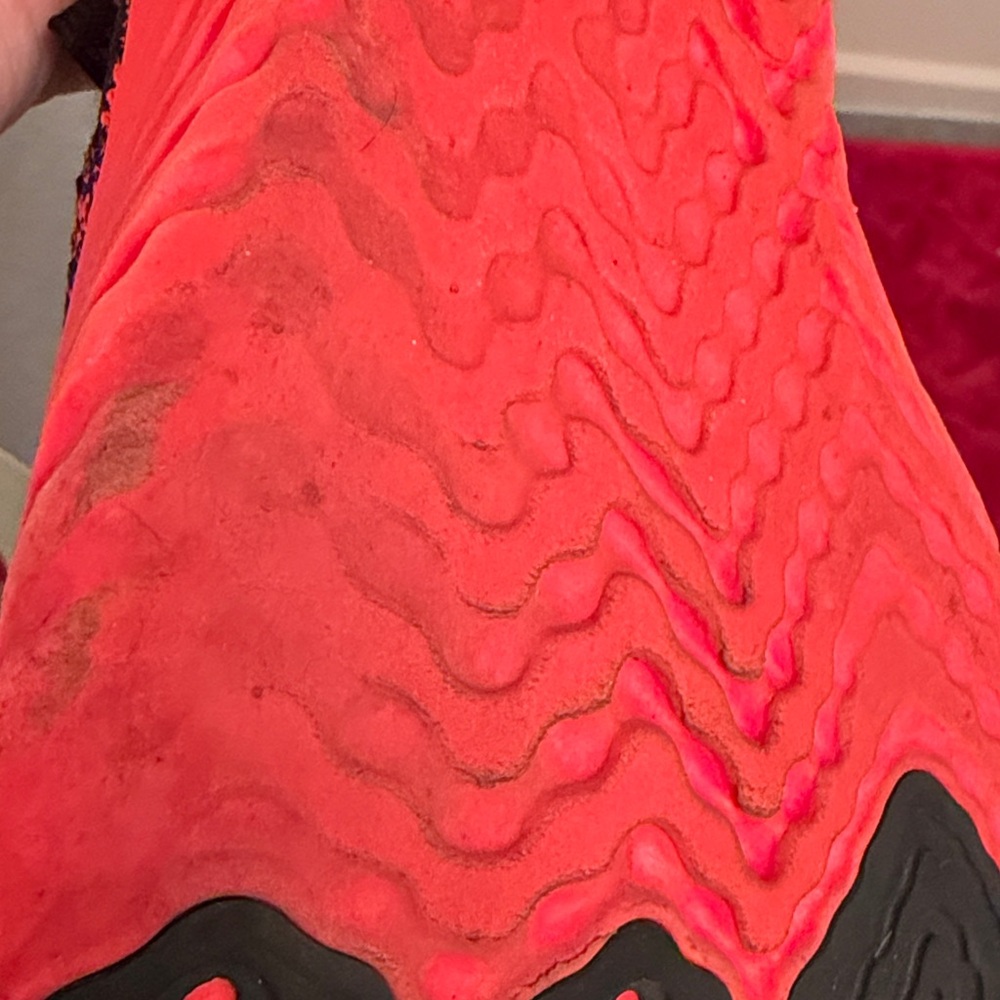 Nike men’s react flyknit 2 Black and Red Athletic Shoe - Picture 5 of 5